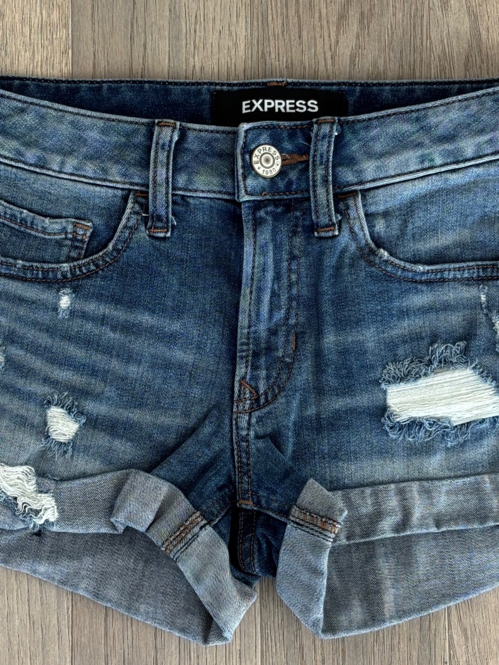 Express Shortie Relaxed Low Rise Shorts - Distressed Denim Size 00 - Picture 4 of 9
